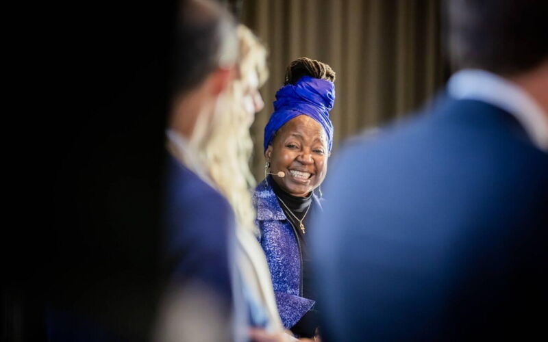 Kah Walla, Moderatorin der P4C SOULutions Konferenz 2025 ©Photothek