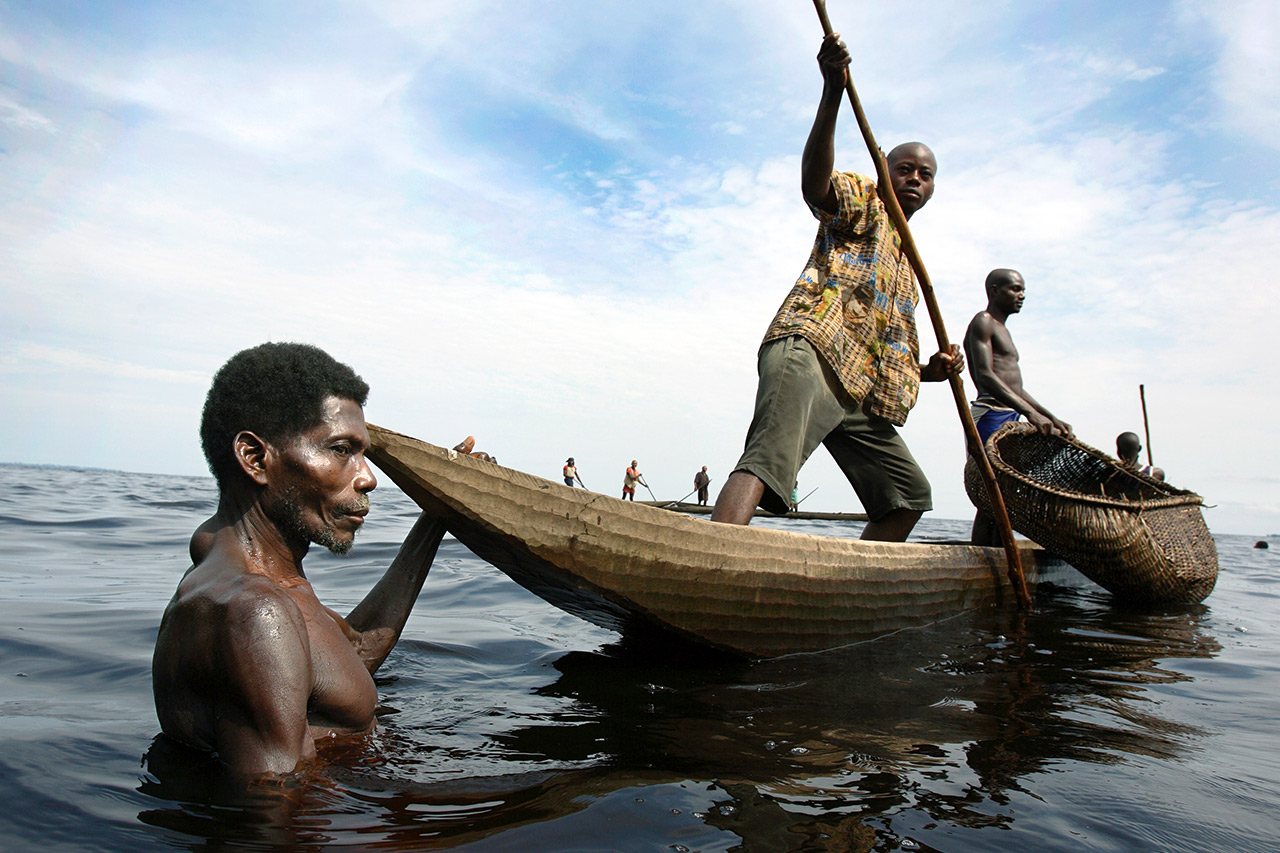 Fischer aus dem kongolesischen Urwalddorf Ntondo gehen ihrem Handwerk nach. Photo: Christoph Püschner/Brot für die Welt